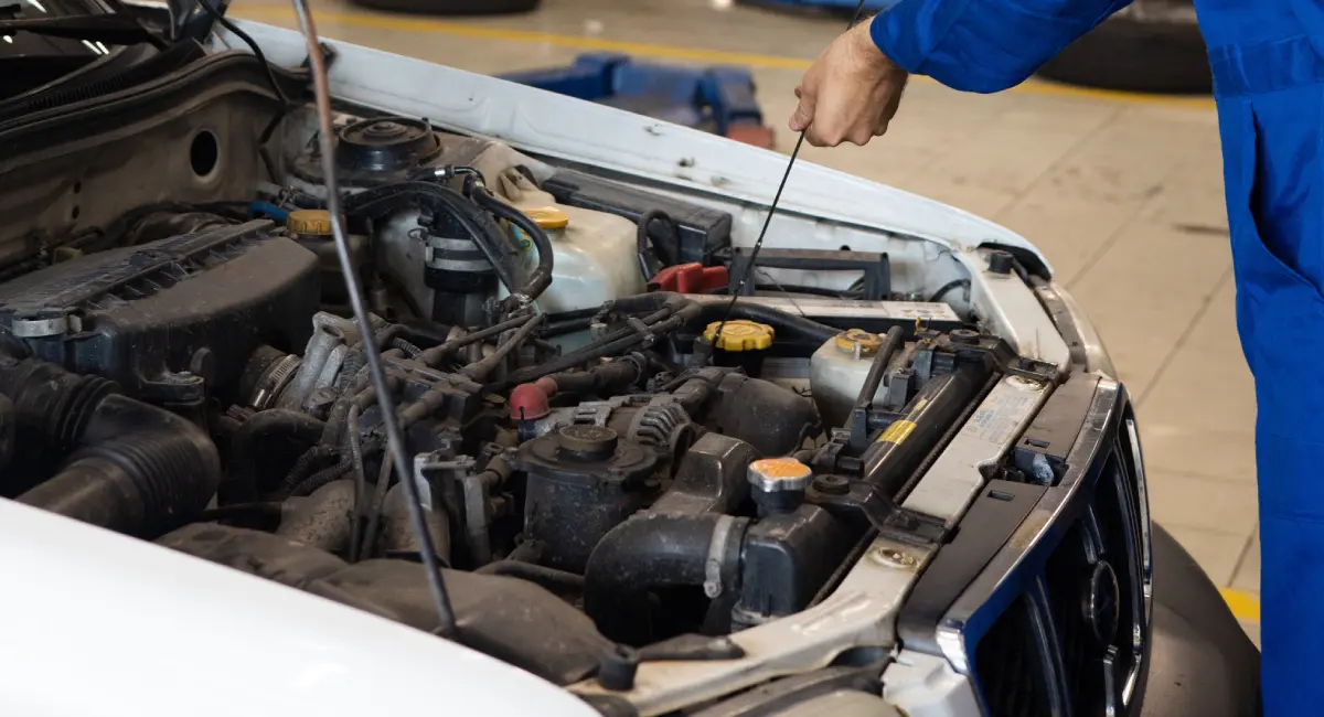 Renault debriyaj seti ve şanzıman sistemi üzerinde çalışan servis teknisyeni